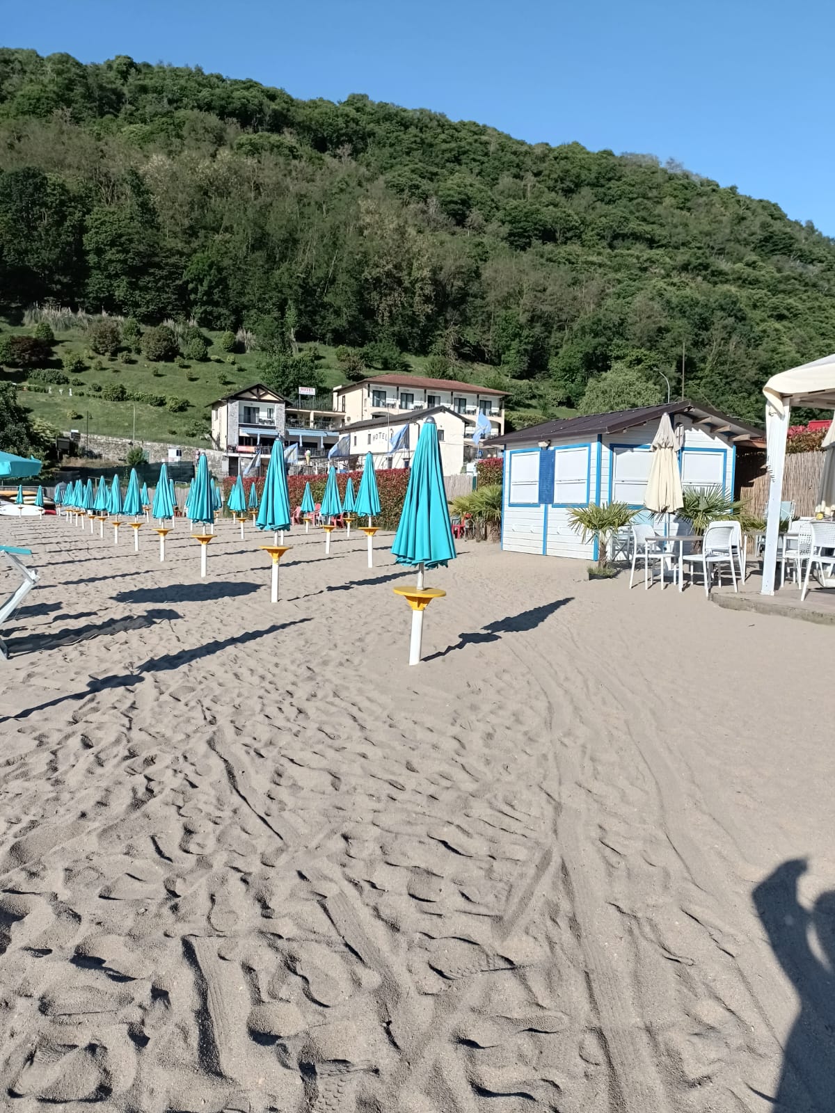 Spiaggia con ombrelloni